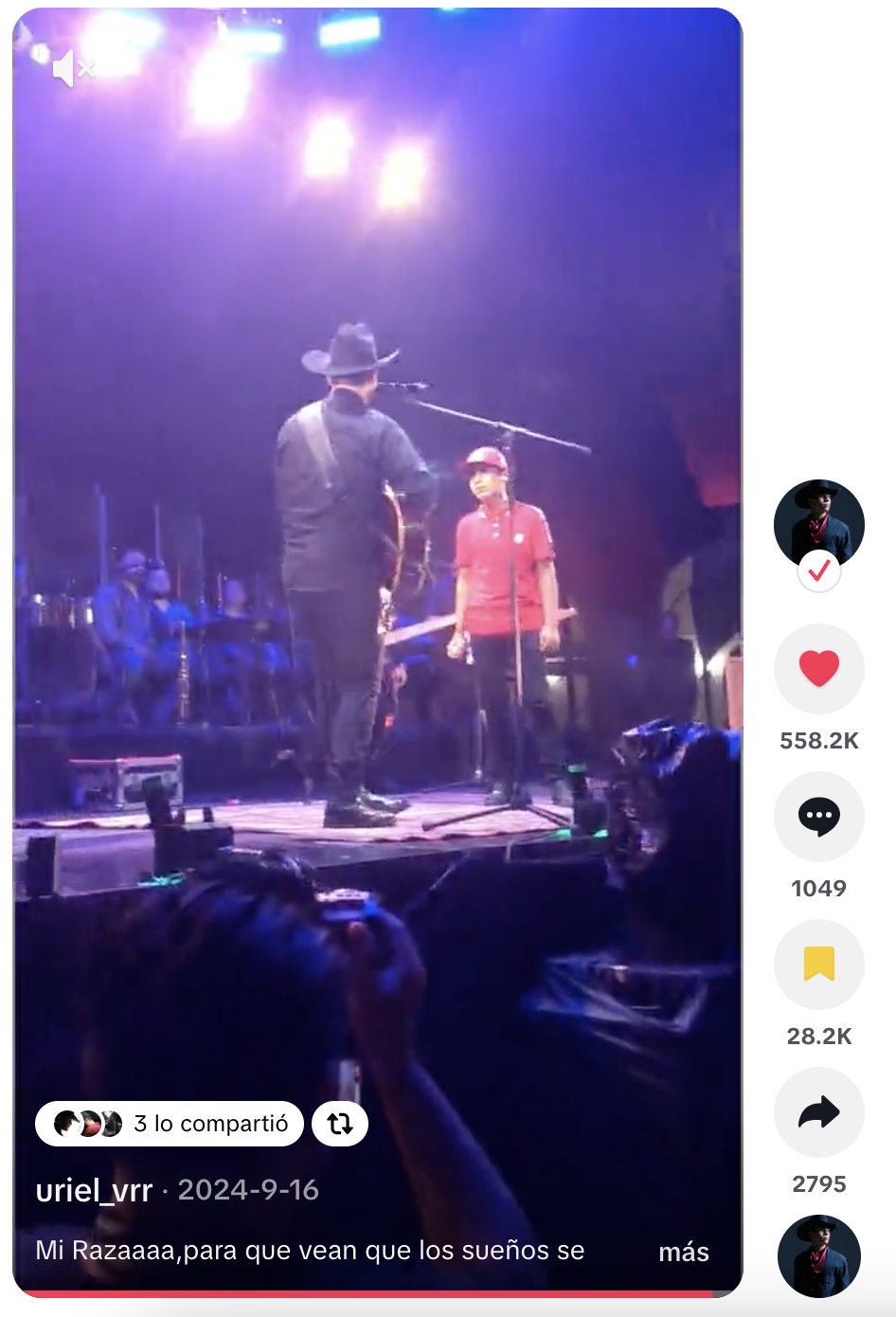 Uriel VR cantando con Eden Muñoz en escenario