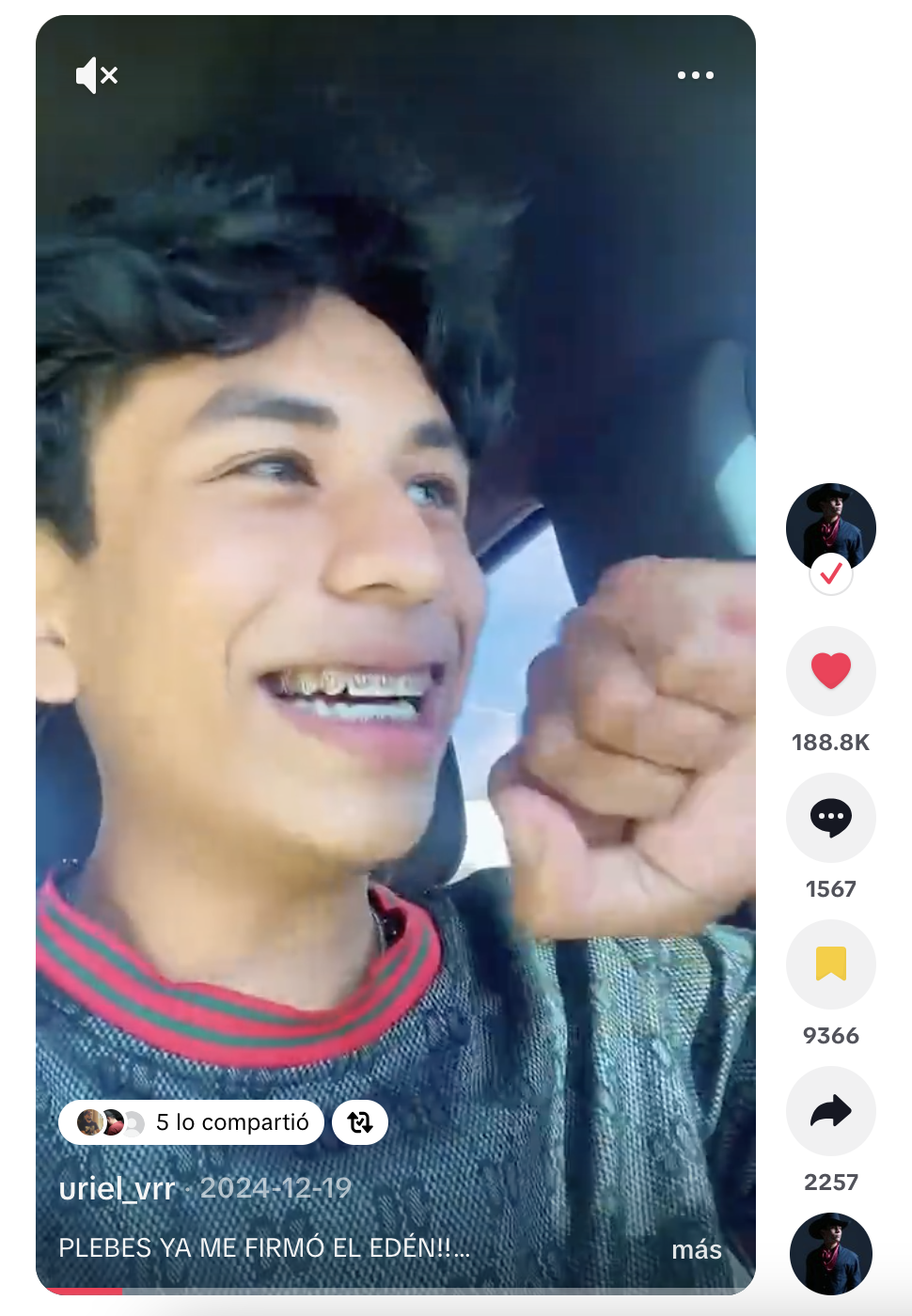 Uriel VR recibiendo la noticia de su firma